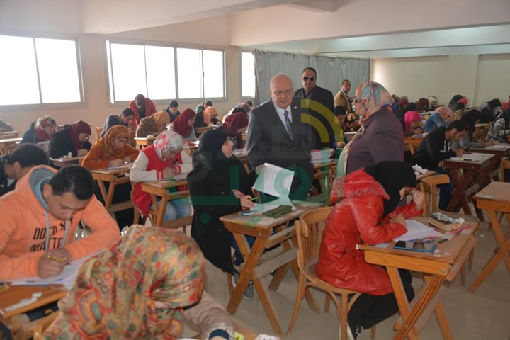 رئيس جامعة الزقازيق يتفقد الامتحانات بكلية الطب البشرى