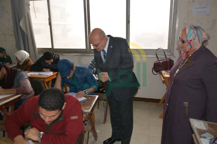 رئيس جامعة الزقازيق يتفقد الامتحانات بكلية الطب البشرى