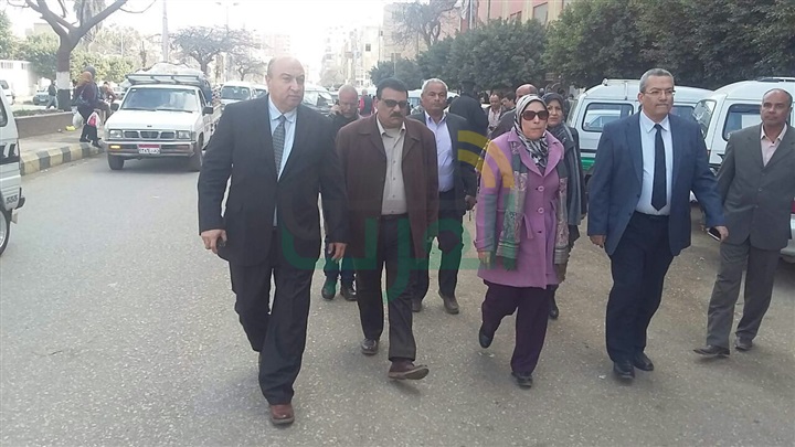 بالصور.. حملة مكبرة لإزالة الإشغالات أمام مستشفى بنها الجامعى