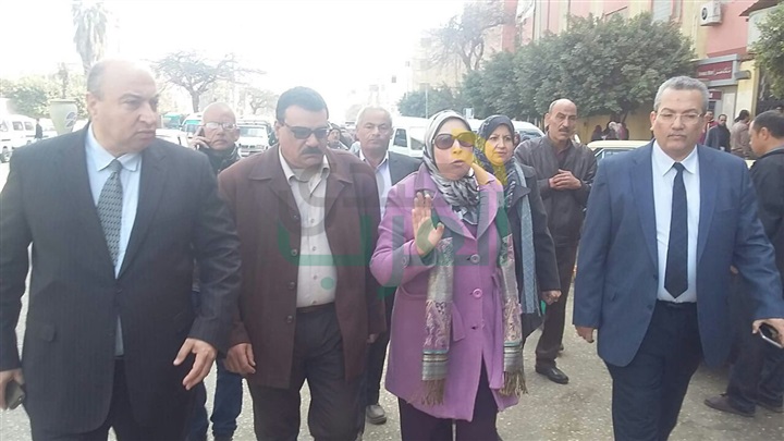 بالصور.. حملة مكبرة لإزالة الإشغالات أمام مستشفى بنها الجامعى