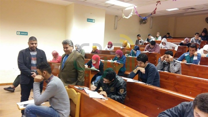  رئيس جامعة بنها يتفقد الإمتحانات بالكليات ويستمع الى مقترحات الطلاب حول تطوير المناهج الدراسية