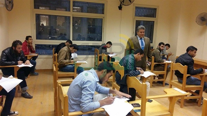  رئيس جامعة بنها يتفقد الإمتحانات بالكليات ويستمع الى مقترحات الطلاب حول تطوير المناهج الدراسية