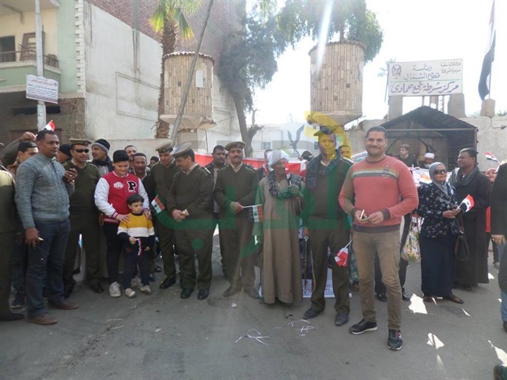 بالصور.. توزيع الورود والأعلام أمام مركز شرطة نجع حمادي