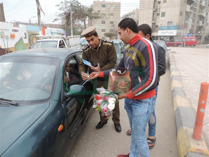 بالصور.. أمن القليوبية يوزع الورود على المارة بمناسبة عيد الشرطة