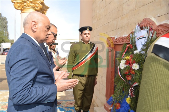 بالصور..محافظ قنا ومدير الأمن يضعان إكليلا من الزهور علي النُصب التذكاري لشهداء الشرطة