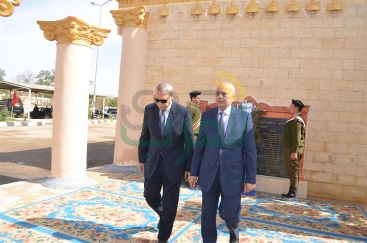 بالصور..محافظ قنا ومدير الأمن يضعان إكليلا من الزهور علي النُصب التذكاري لشهداء الشرطة
