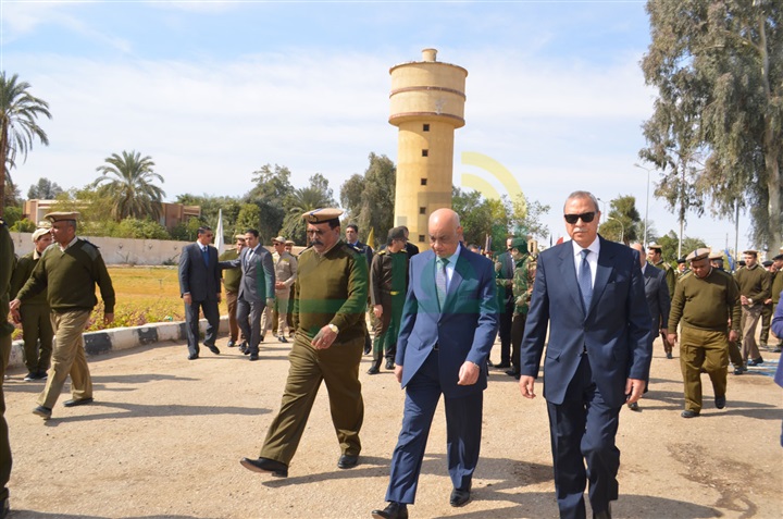 بالصور..محافظ قنا ومدير الأمن يضعان إكليلا من الزهور علي النُصب التذكاري لشهداء الشرطة