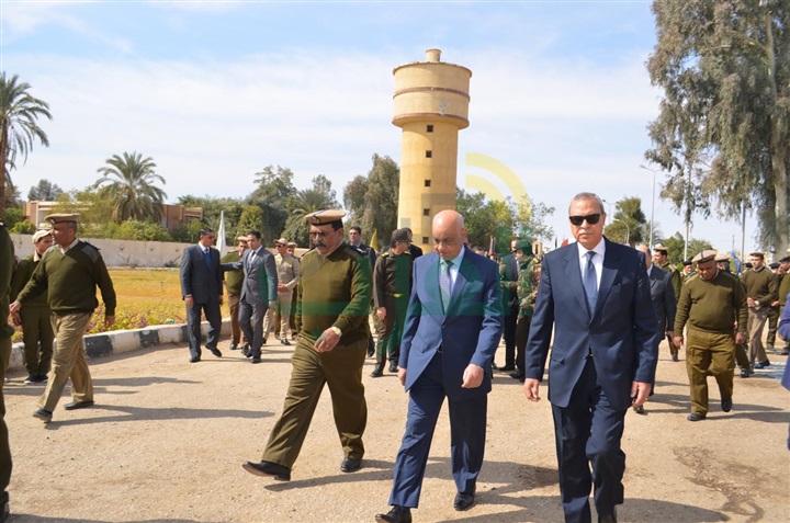 بالصور..محافظ قنا ومدير الأمن يضعان إكليلا من الزهور علي النُصب التذكاري لشهداء الشرطة