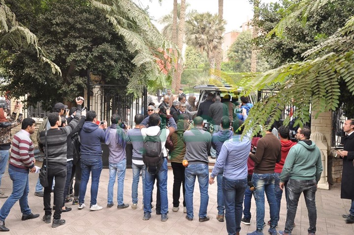 بالصور.. وصول جثمان الشاعر سيد حجاب إلى مسجد الفاروق بالمعادى بالصور.. وصول جثمان الشاعر سيد حجاب إلى مسجد الفاروق بالمعادى