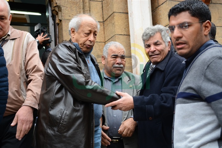 بالصور.. وصول جثمان الشاعر سيد حجاب إلى مسجد الفاروق بالمعادى بالصور.. وصول جثمان الشاعر سيد حجاب إلى مسجد الفاروق بالمعادى