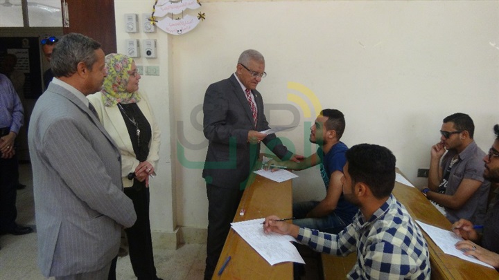 رئيس جامعة المنيا يتفقد امتحانات التربية النوعية والتربية للطفولة المبكرة