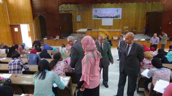رئيس جامعة المنيا يتفقد امتحانات التربية النوعية والتربية للطفولة المبكرة