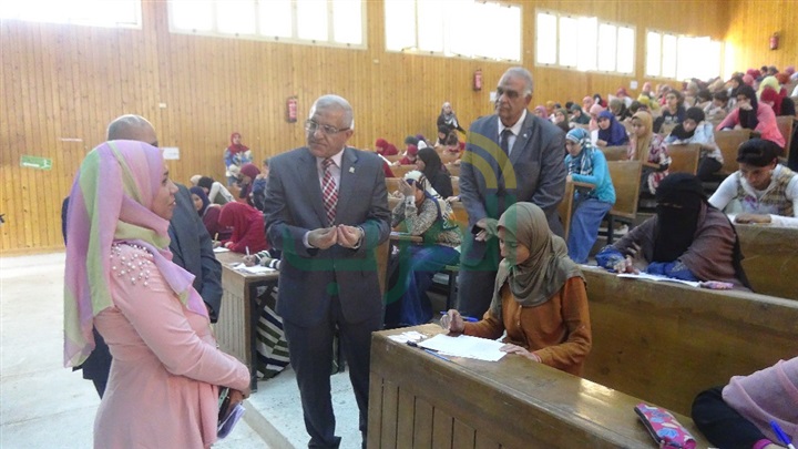 رئيس جامعة المنيا يتفقد امتحانات التربية النوعية والتربية للطفولة المبكرة