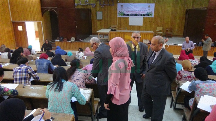 رئيس جامعة المنيا يتفقد امتحانات التربية النوعية والتربية للطفولة المبكرة