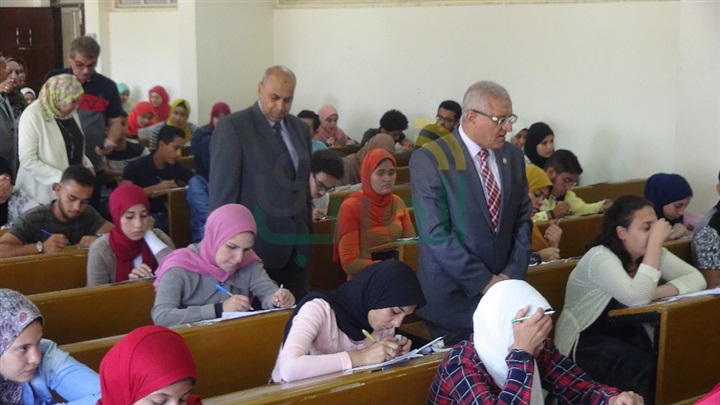 رئيس جامعة المنيا يتفقد امتحانات التربية النوعية والتربية للطفولة المبكرة