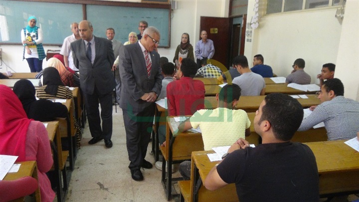 رئيس جامعة المنيا يتفقد امتحانات التربية النوعية والتربية للطفولة المبكرة