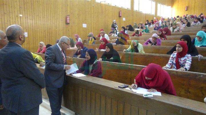 رئيس جامعة المنيا يتفقد امتحانات التربية النوعية والتربية للطفولة المبكرة