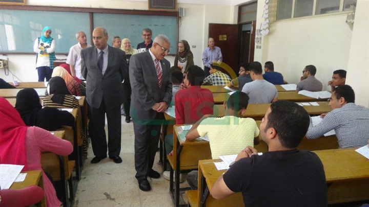رئيس جامعة المنيا يتفقد امتحانات التربية النوعية والتربية للطفولة المبكرة