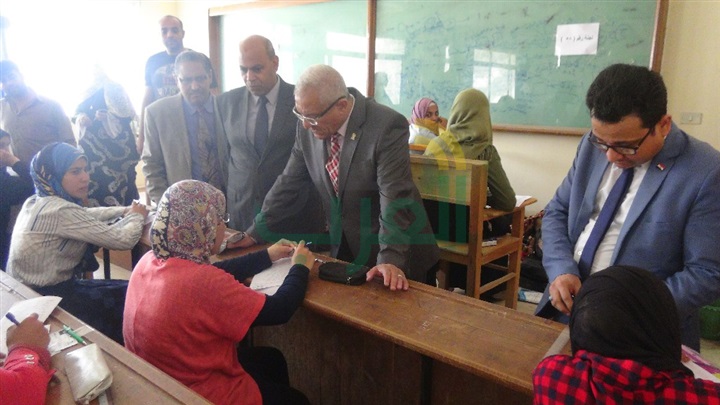 رئيس جامعة المنيا يتفقد امتحانات التربية النوعية والتربية للطفولة المبكرة