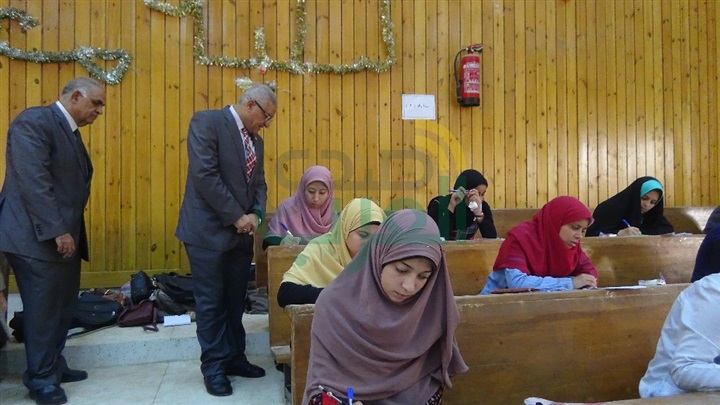 رئيس جامعة المنيا يتفقد امتحانات التربية النوعية والتربية للطفولة المبكرة