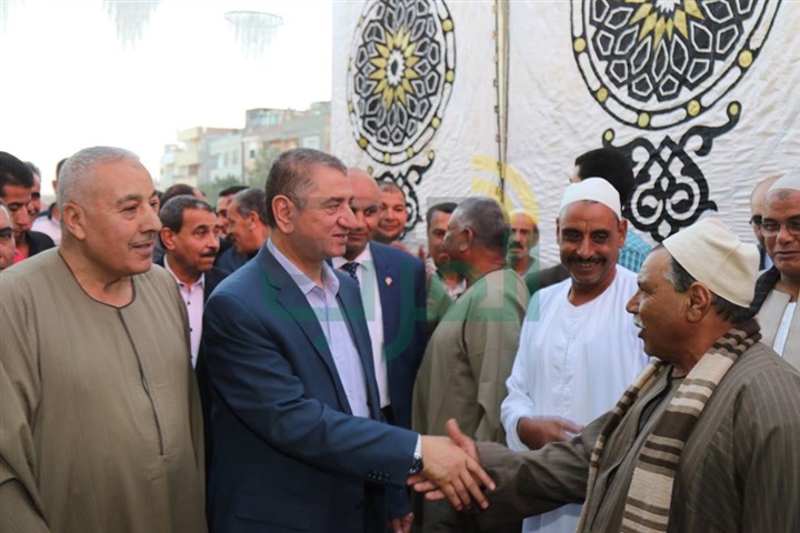 بالفيديو والصور.. محافظ كفر الشيخ يشارك في الإفطار الجماعي بقرية "شباس الملح" بدسوق