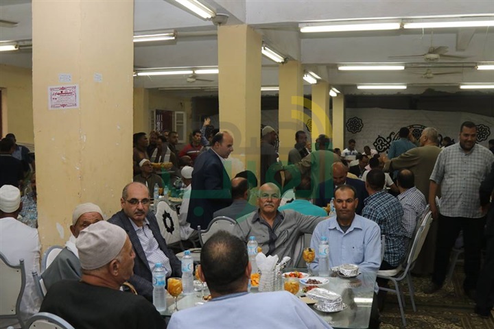 بالفيديو والصور.. محافظ كفر الشيخ يشارك في الإفطار الجماعي بقرية "شباس الملح" بدسوق