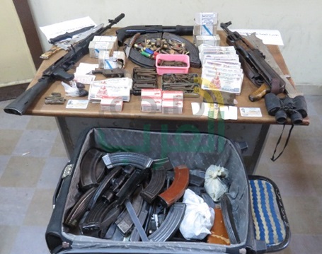 ضبط 11 متهم وأسلحة آلية ومخدرات في مداهمات للبؤر الإجرامية