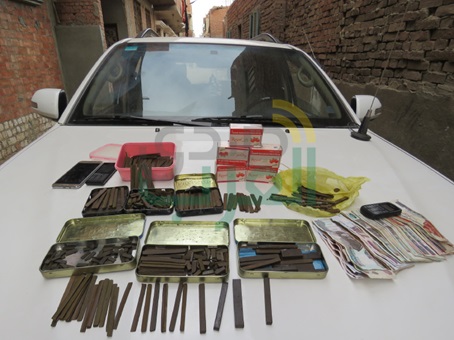 ضبط 11 متهم وأسلحة آلية ومخدرات في مداهمات للبؤر الإجرامية