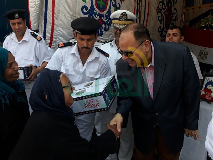 بالصور.. مدير أمن الجيزة يوزع هدايا رمضان على المواطنين 