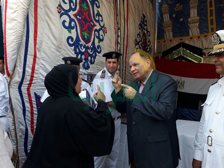 بالصور.. مدير أمن الجيزة يوزع هدايا رمضان على المواطنين 