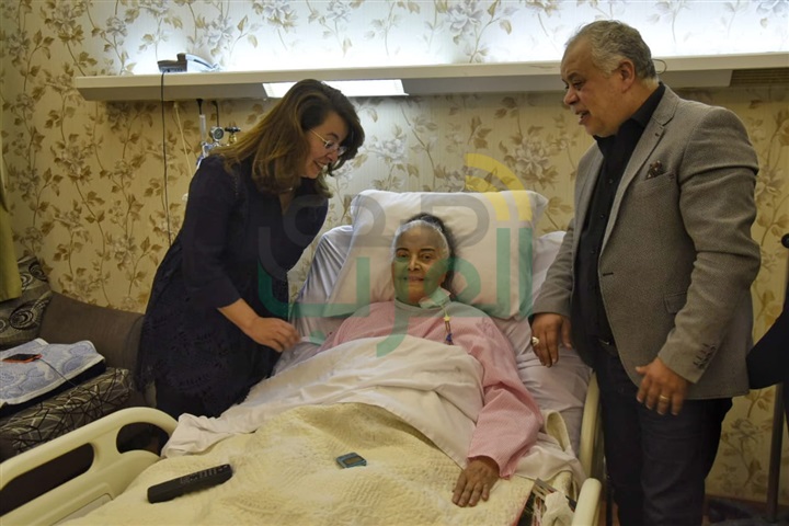 غادة والى تطمأن على الفنانة مديحة يسرى وتتابع نقلها لمستشفى القوات المسلحة بالمعادى غادة والى تطمأن على الفنانة مديحة يسرى وتتابع نقلها لمستشفى القوات المسلحة بالمعادى