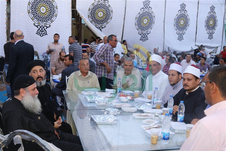 بالفيديو والصور.. محافظ كفرالشيخ يشارك أهالى قرية "الأبعادية" الإفطار