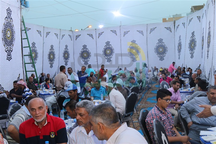 بالفيديو والصور.. محافظ كفرالشيخ يشارك أهالى قرية "الأبعادية" الإفطار