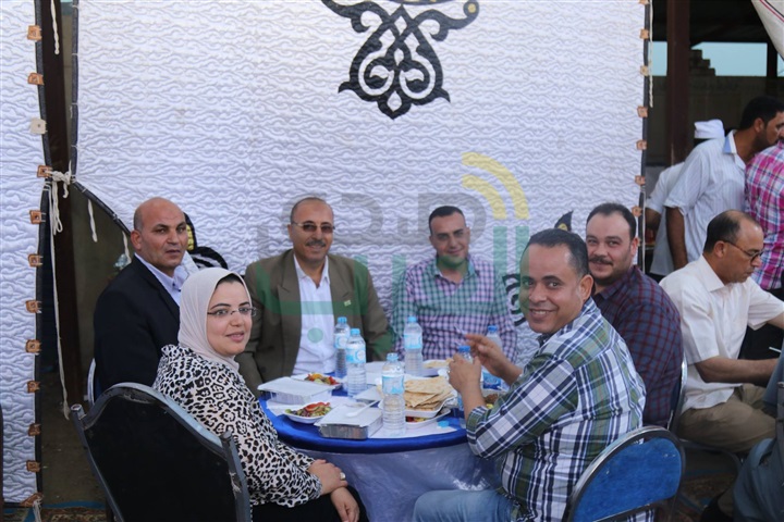 بالفيديو والصور.. محافظ كفرالشيخ يشارك أهالى قرية "الأبعادية" الإفطار
