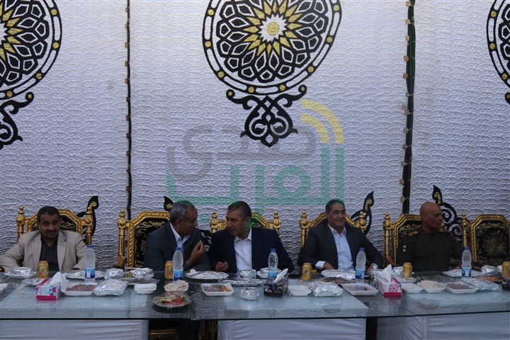 بالفيديو والصور.. محافظ كفرالشيخ يشارك أهالى قرية "الأبعادية" الإفطار