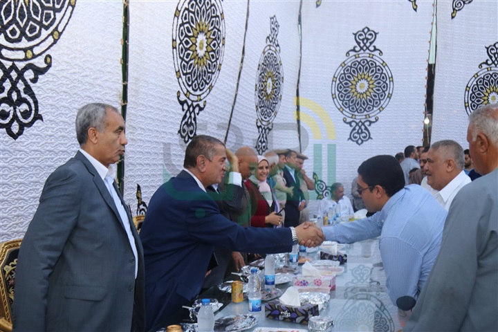 بالفيديو والصور.. محافظ كفرالشيخ يشارك أهالى قرية "الأبعادية" الإفطار