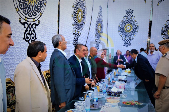 بالفيديو والصور.. محافظ كفرالشيخ يشارك أهالى قرية "الأبعادية" الإفطار