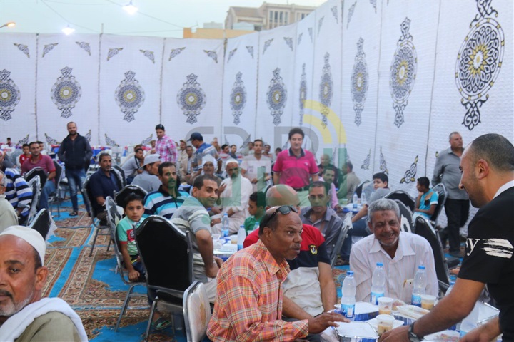 بالفيديو والصور.. محافظ كفرالشيخ يشارك أهالى قرية "الأبعادية" الإفطار