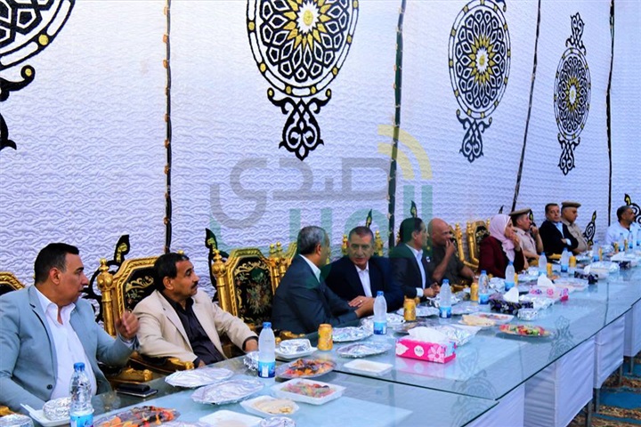 بالفيديو والصور.. محافظ كفرالشيخ يشارك أهالى قرية "الأبعادية" الإفطار