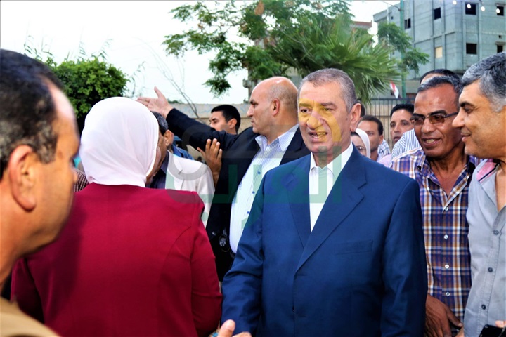 بالفيديو والصور.. محافظ كفرالشيخ يشارك أهالى قرية "الأبعادية" الإفطار