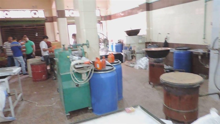 بالصور..أمن كفر الشيح يداهم مصانع الموت الغير مرخصة 