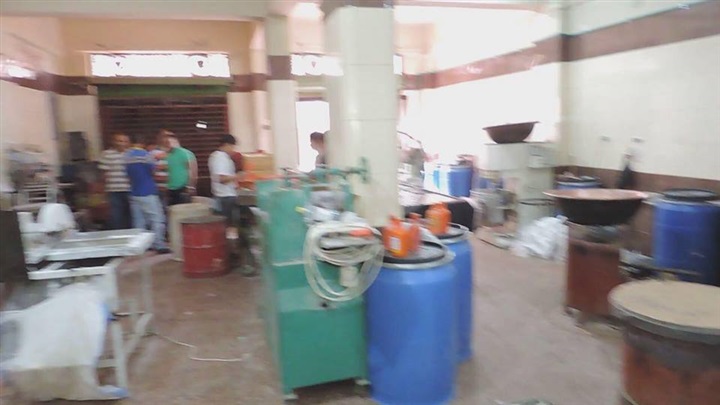 بالصور..أمن كفر الشيح يداهم مصانع الموت الغير مرخصة 