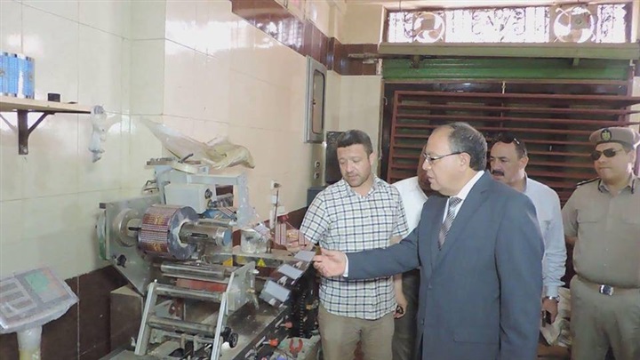 بالصور..أمن كفر الشيح يداهم مصانع الموت الغير مرخصة 