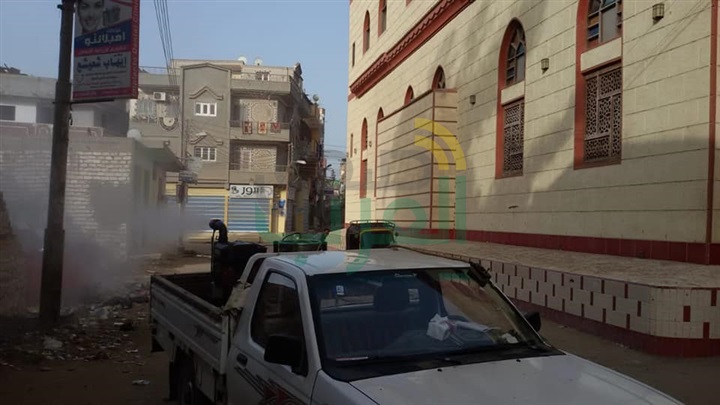 بالصور.. رش البرك وأماكن تجمعات القمامة في بيلا للقضاء علي حشرات الصيف