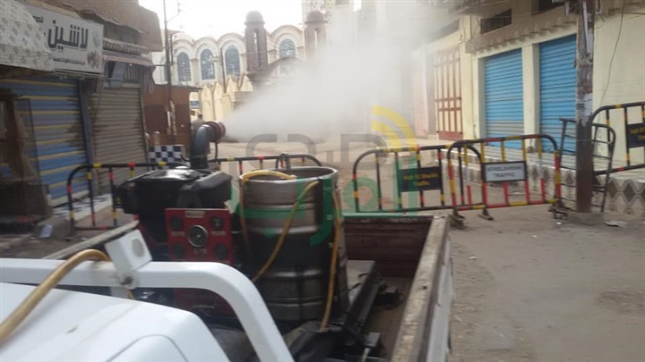 بالصور.. رش البرك وأماكن تجمعات القمامة في بيلا للقضاء علي حشرات الصيف