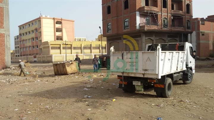 بالصور.. رش البرك وأماكن تجمعات القمامة في بيلا للقضاء علي حشرات الصيف