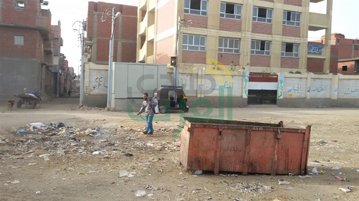 بالصور.. رش البرك وأماكن تجمعات القمامة في بيلا للقضاء علي حشرات الصيف