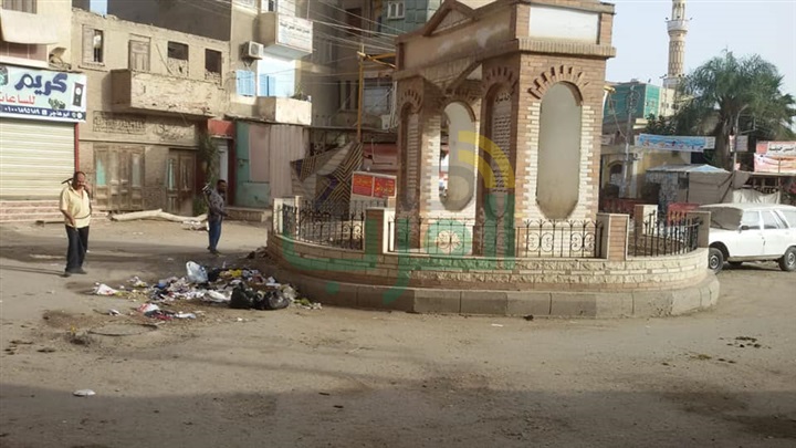 بالصور.. رش البرك وأماكن تجمعات القمامة في بيلا للقضاء علي حشرات الصيف