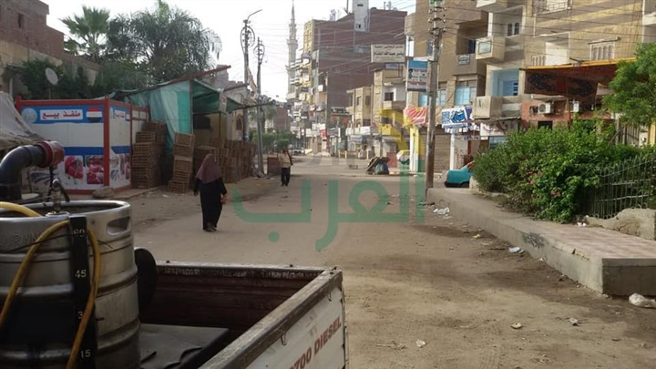 بالصور.. رش البرك وأماكن تجمعات القمامة في بيلا للقضاء علي حشرات الصيف