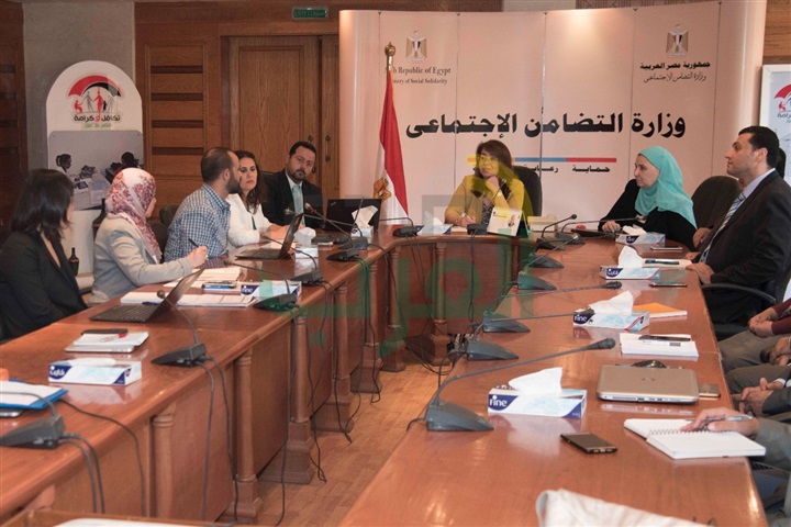 "والى" : بعثة البنك الدولى اشادت بما تحقق فى تكافل وكرامة خلال السنوات الثلاث الماضية . "والى" : بعثة البنك الدولى اشادت بما تحقق فى تكافل وكرامة خلال السنوات الثلاث الماضية .